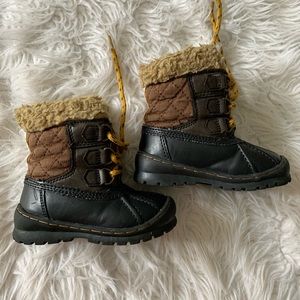 🍁Baby gap brown thinsulate boots size 6